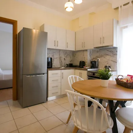 White Cozy Apartament Saloniki